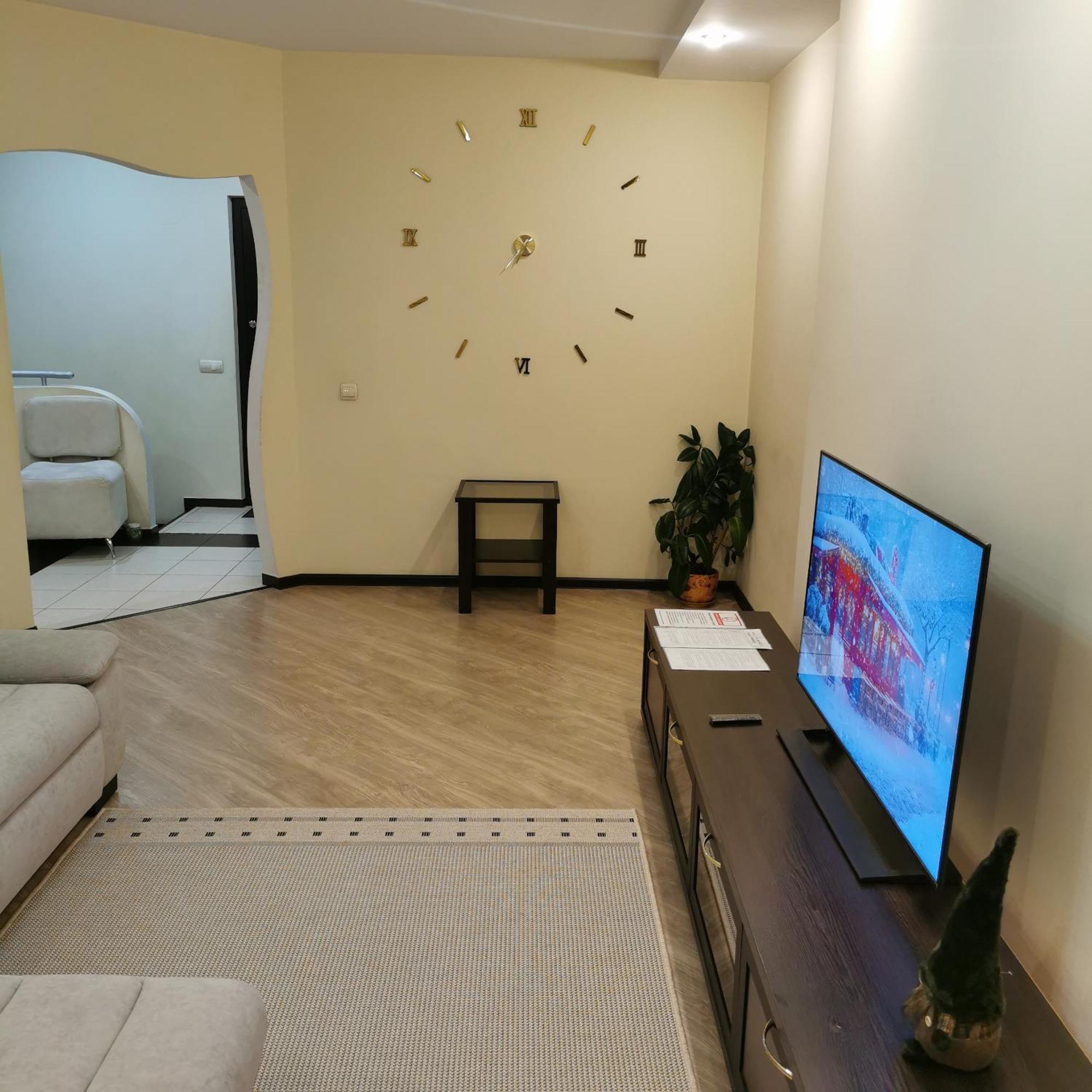 Big Apartment In Rivne Center 外观 照片