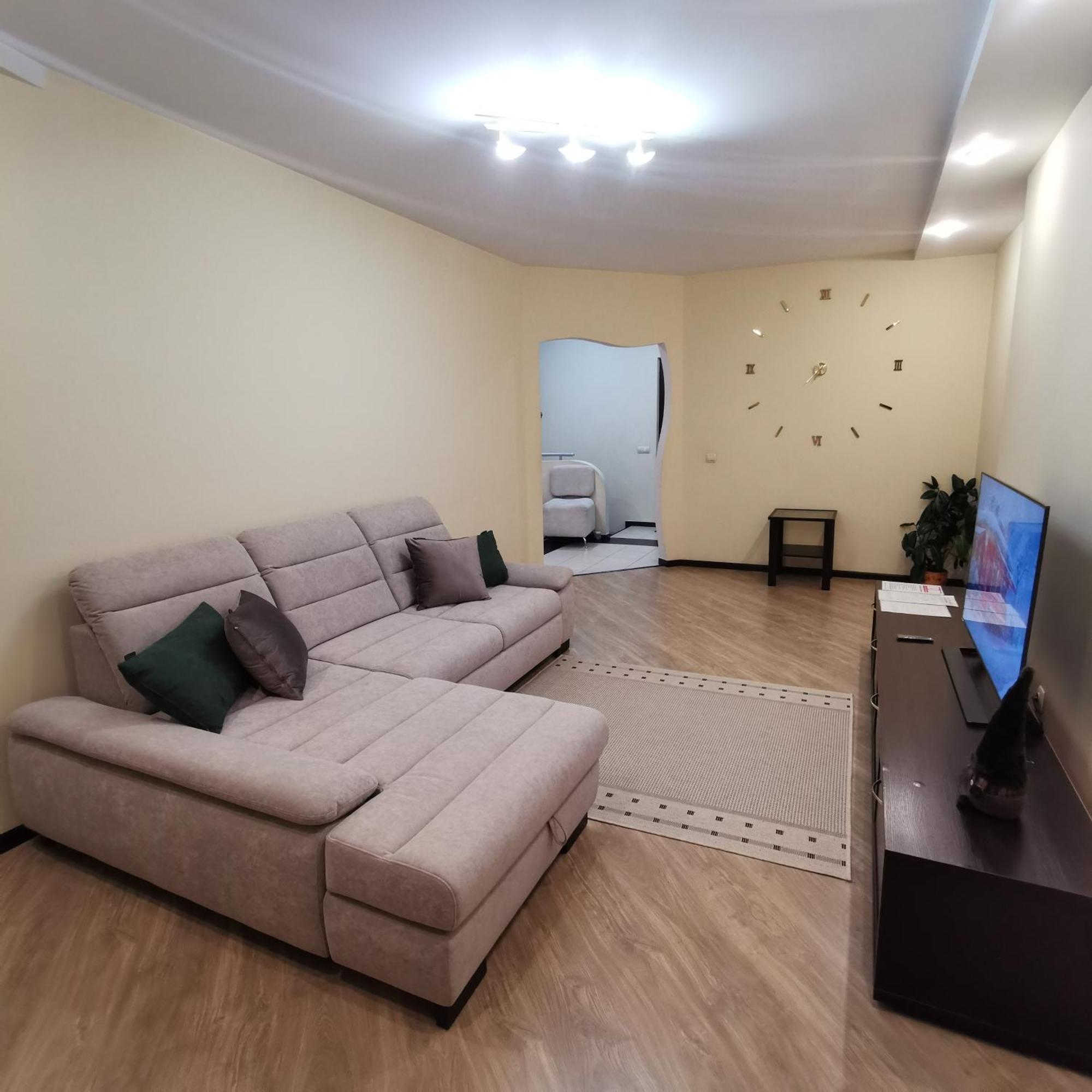 Big Apartment In Rivne Center 外观 照片